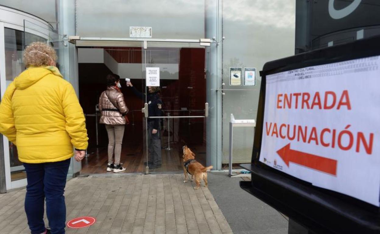 Varios ciudadanos hacen cola para vacunarse contra la covid-19 en el centro cultural Miguel Delibes de Valladolid 