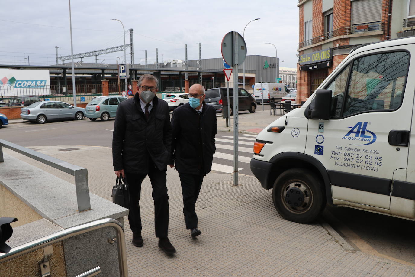 Un grupo de personas se concentra a las puertas de los Juzgados de León para recibir a los acusados por el accidente minero de 2013 en el pozo Emilio del Valle.