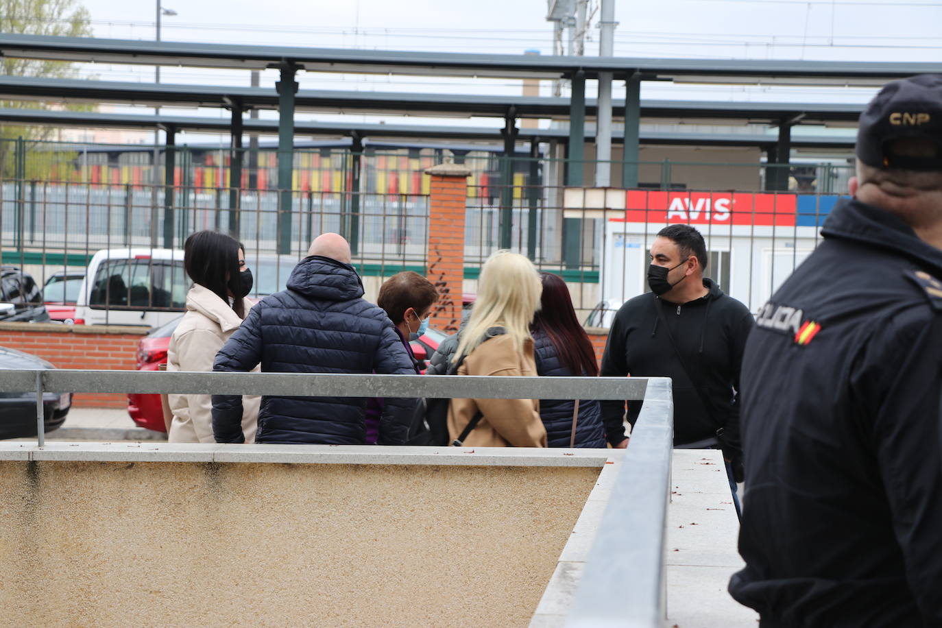 Un grupo de personas se concentra a las puertas de los Juzgados de León para recibir a los acusados por el accidente minero de 2013 en el pozo Emilio del Valle.