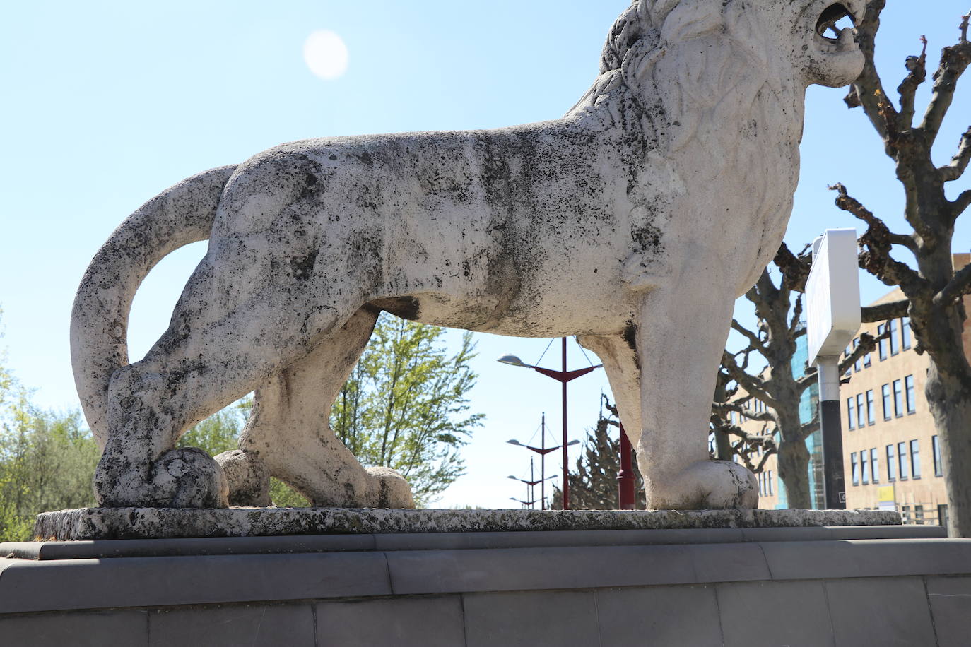 Los cuatro felinos del Puente de los Leones presentan un mal estado desde hace tiempo.