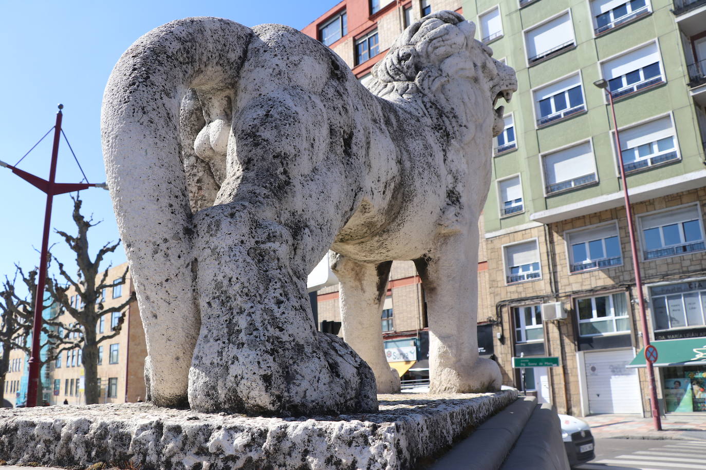 Los cuatro felinos del Puente de los Leones presentan un mal estado desde hace tiempo.