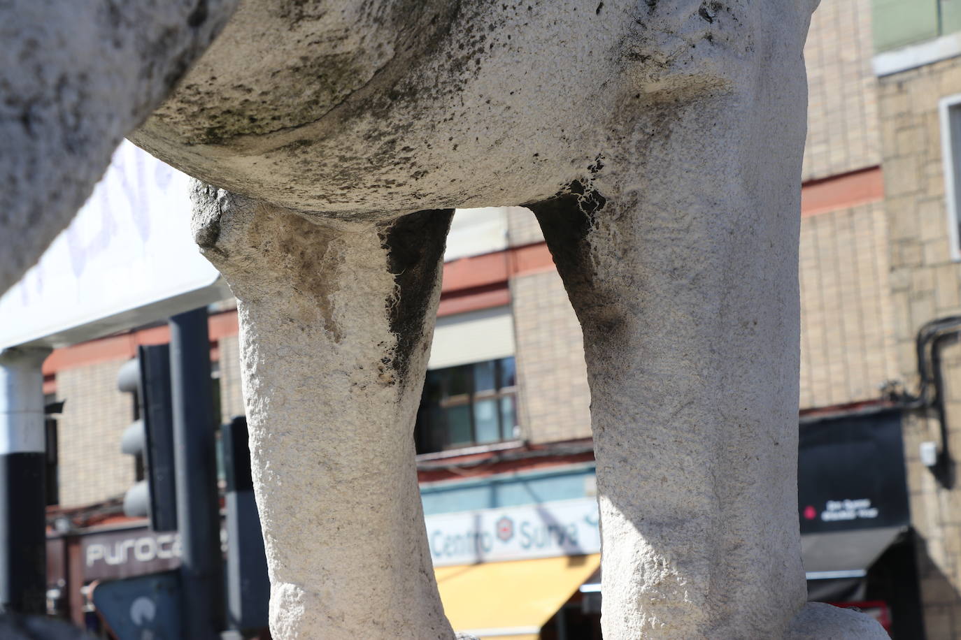 Los cuatro felinos del Puente de los Leones presentan un mal estado desde hace tiempo.