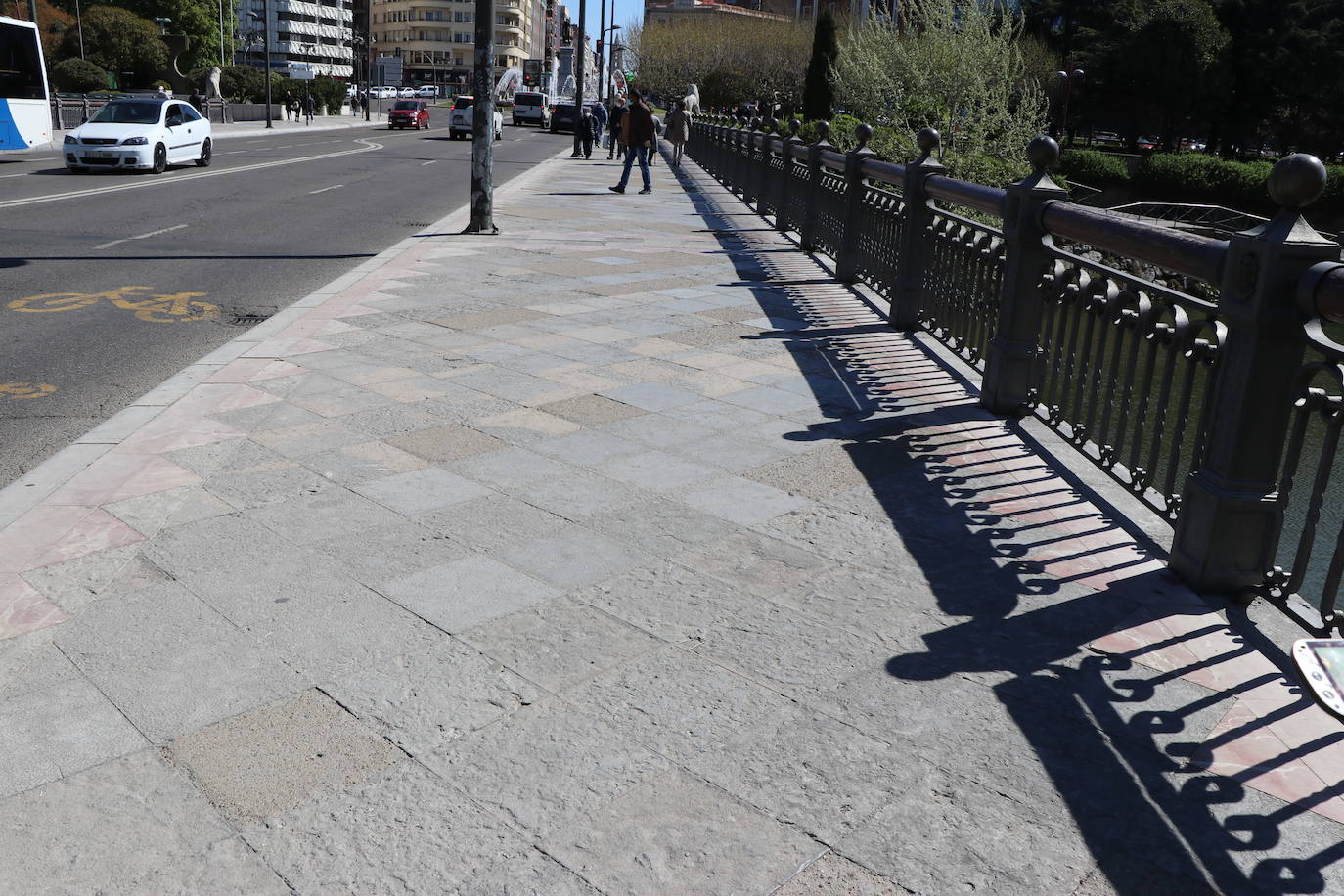 Los cuatro felinos del Puente de los Leones presentan un mal estado desde hace tiempo.