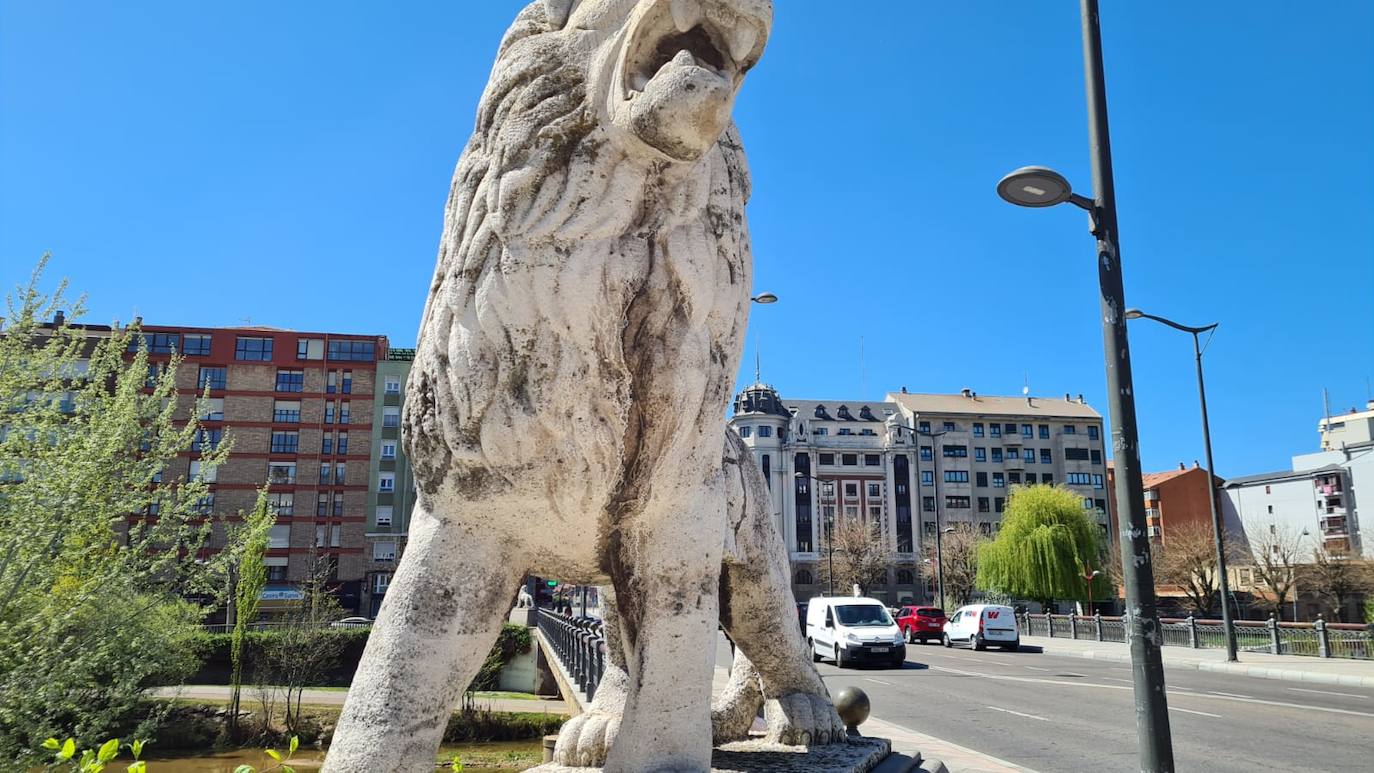 Los cuatro felinos del Puente de los Leones presentan un mal estado desde hace tiempo.