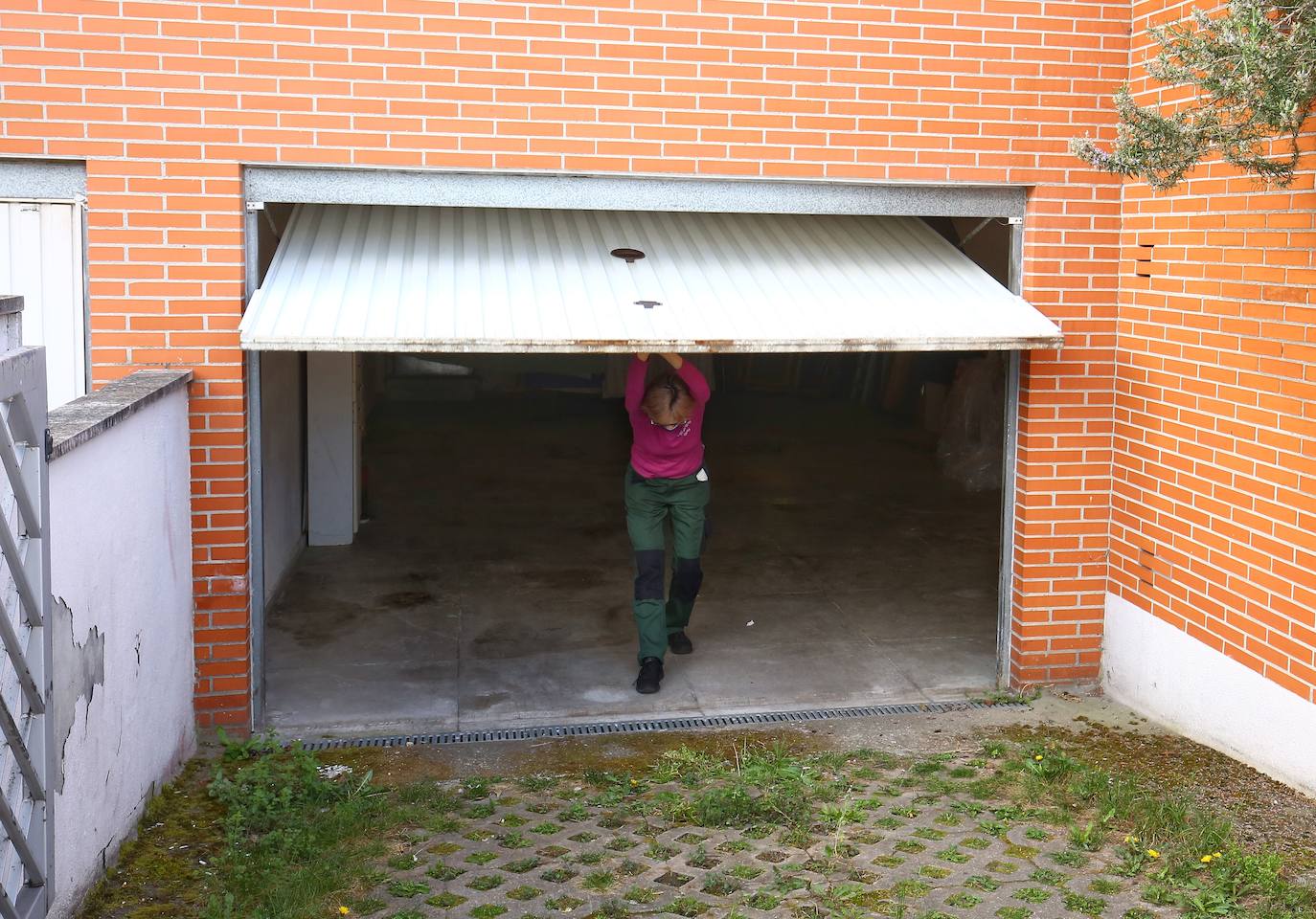 Desahucio en una vivienda del barrio ponferradino de Compostilla (León).