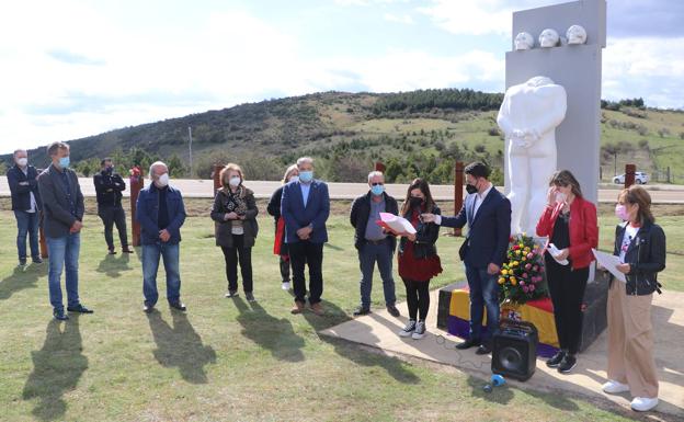 Imagen. Foto de familia del homenaje de los socialistas a la II República. 