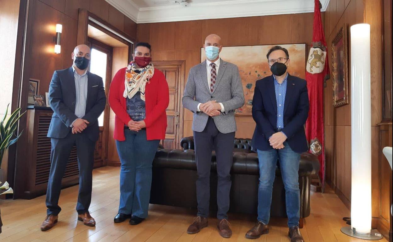 Recepción en el despacho del alcalde de León.