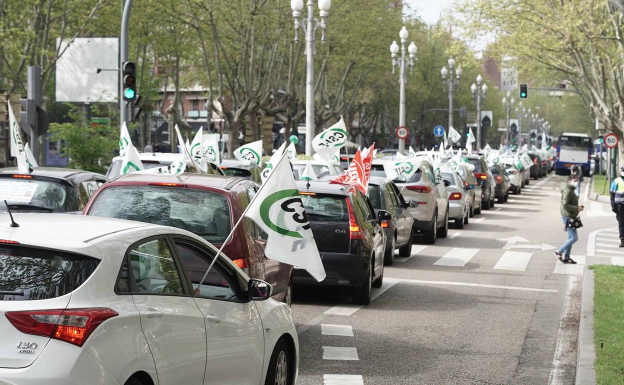 Marcha lenta convocada por CSIF y UGT en Valladolid para reclamar la equiparación de todos los trabajadores de la Junta.