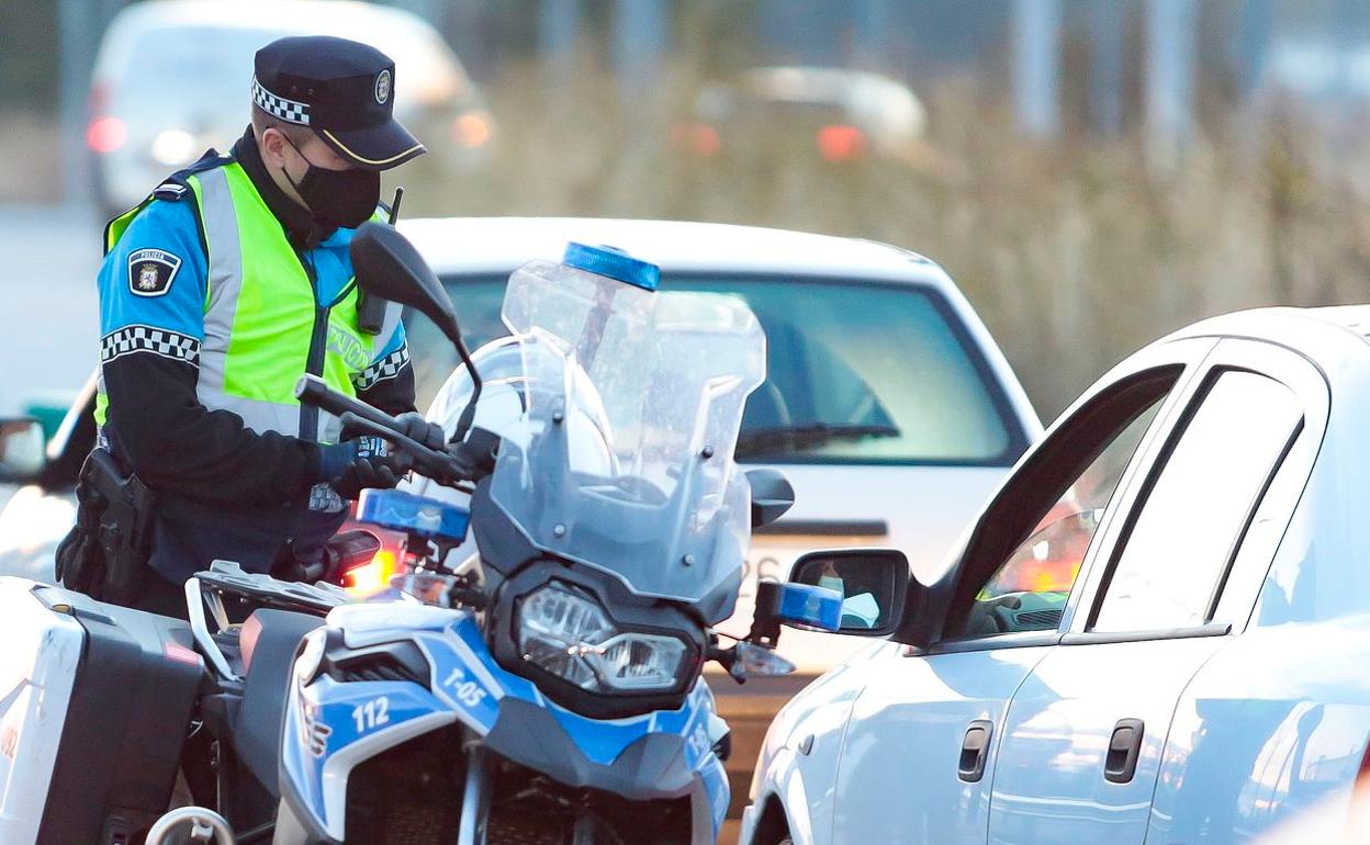 Agentes de la Policía Local de León durante un control en la capital. 