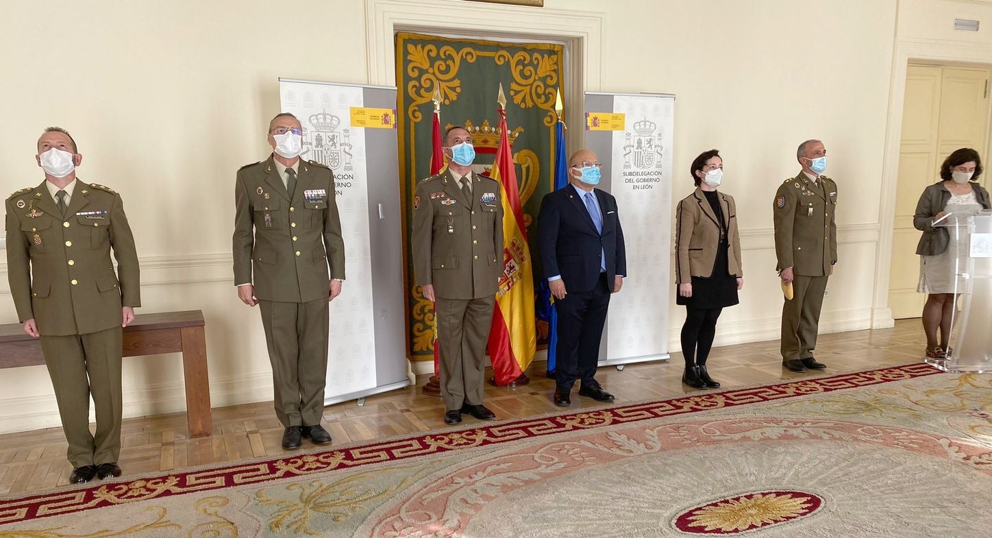 El Brigada de la UME (Unidad Militar de Emergencias) Gustavo Iglesias Garrido y el cabo primero de la USBA (Unidad de Servicios de la Base Conde de Gazola) Laurentino Alonso Martínez reciben la medalla al Mérito de la Protección Civil por su destacada labor durante la pandemia. 