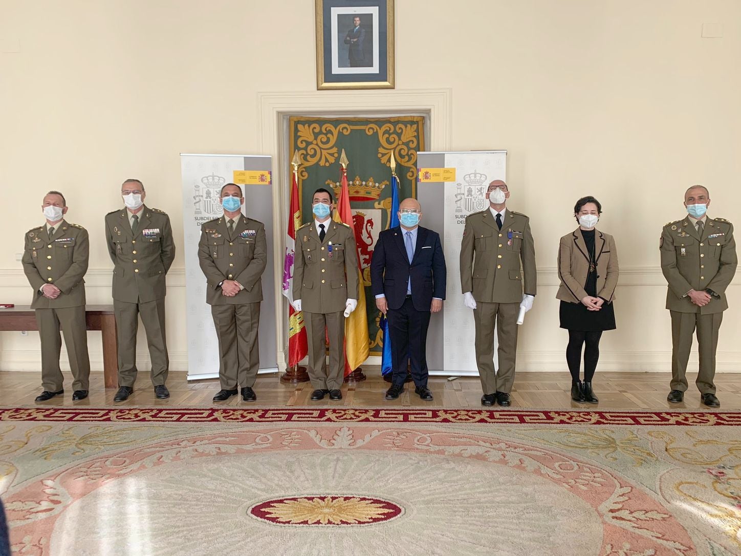 El Brigada de la UME (Unidad Militar de Emergencias) Gustavo Iglesias Garrido y el cabo primero de la USBA (Unidad de Servicios de la Base Conde de Gazola) Laurentino Alonso Martínez reciben la medalla al Mérito de la Protección Civil por su destacada labor durante la pandemia. 