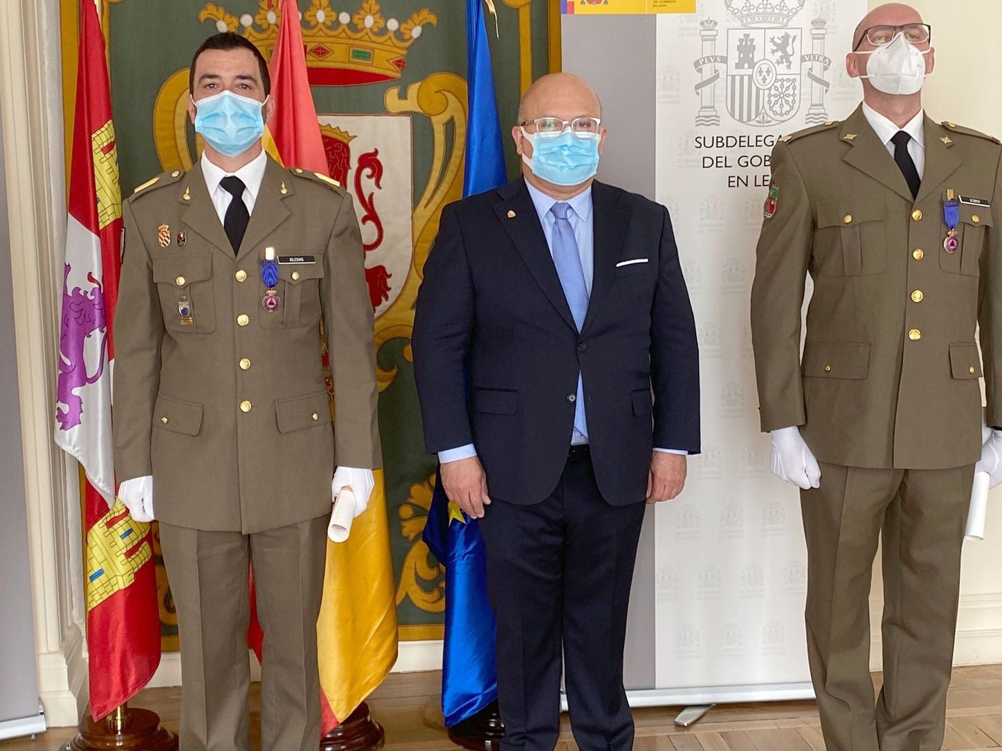 El Brigada de la UME (Unidad Militar de Emergencias) Gustavo Iglesias Garrido y el cabo primero de la USBA (Unidad de Servicios de la Base Conde de Gazola) Laurentino Alonso Martínez reciben la medalla al Mérito de la Protección Civil por su destacada labor durante la pandemia. 