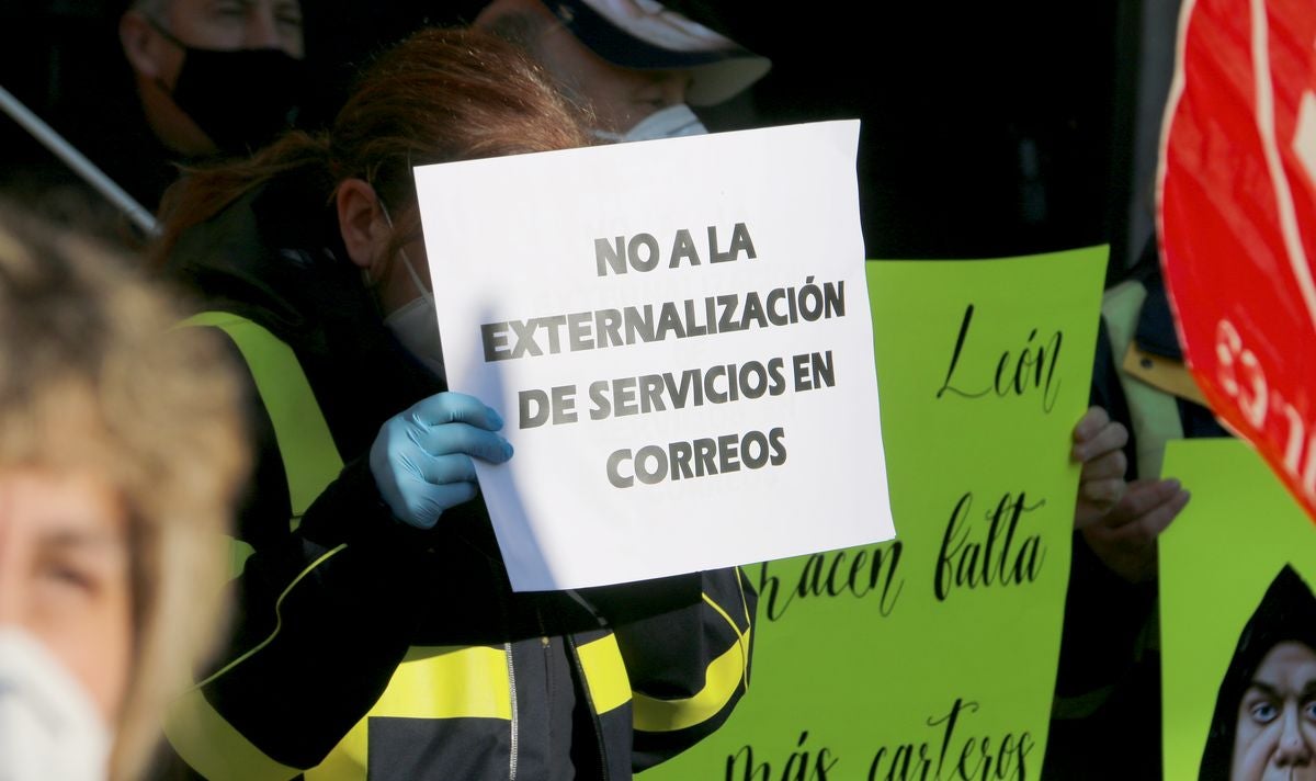 Decenas de carteros se movilizan contra las nuevas políticas de la dirección de la empresa pública postal