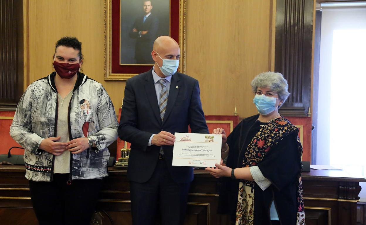 El alcalde de León, José Antonio Diez, entrega el premio al Comercio Justo a Inés Carbajal.