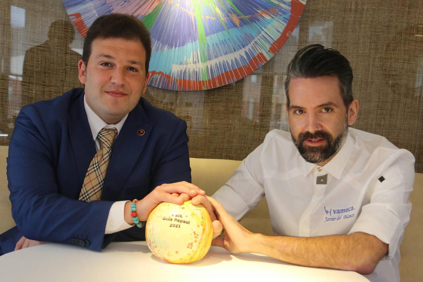 Javier del Blanco, Daniel Gigando y el equipo de LAV posan con el Sol Guía Repsol 2021.