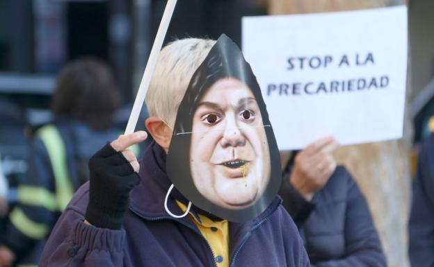 Galería. Una de las manifestantes, con la careta del presidente de Correos, Juan Manuel Serrano.