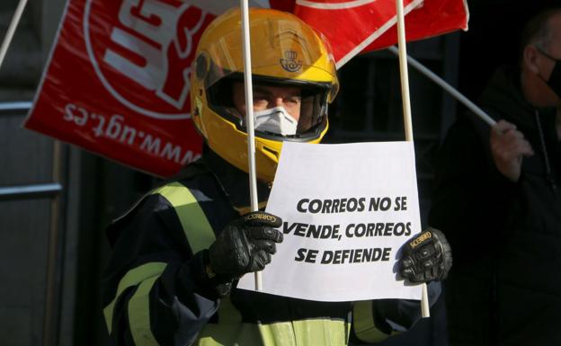 Uno de los empleados de Correos que se ha concentrado este jueves frente a la subdelegación de Gobierno en León.