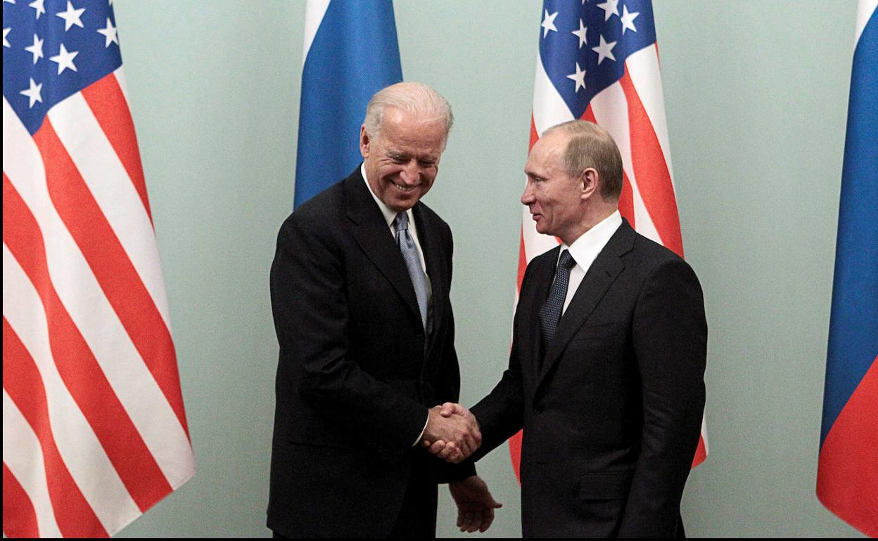 El presidente de EE UU, Joe Biden, y su homólogo ruso, Vladímir Putin, en una imagen de archivo.