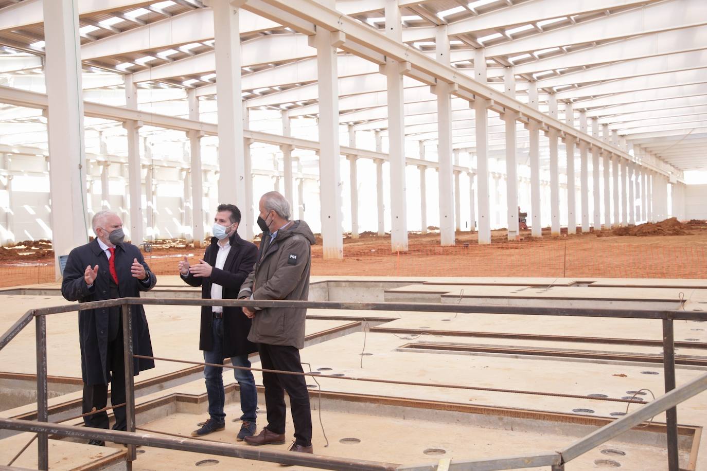 Fotos: Luis Tudanca visita la empresa LatemAluminium en Villabrázaro