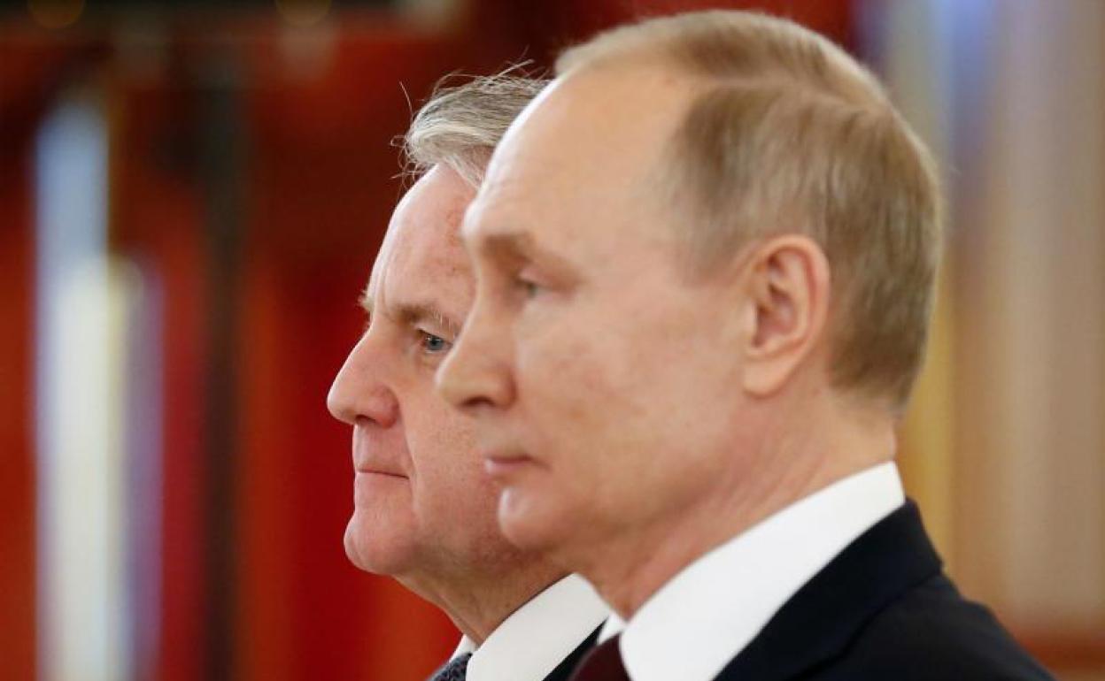 El embajador de EE UU en Moscú, John Sullivan, junto a Vladímir Putin.