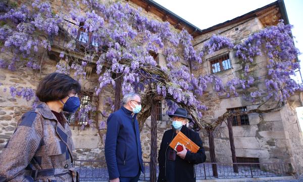 Fotos: El pintor Fernando Fueyo inmortalizará a «la dama más antigua» de Ponferrada
