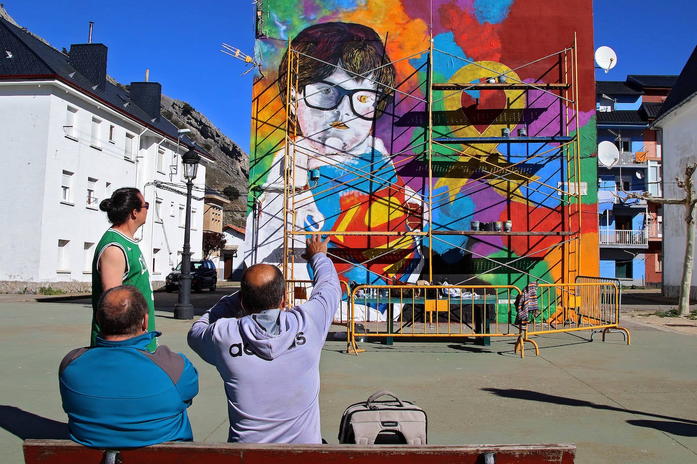 El leonés Sergio Canga, con su mural en Ciñera de Gordón.