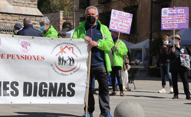 Los pensionistas se concentran este sábado en el centro de León. 