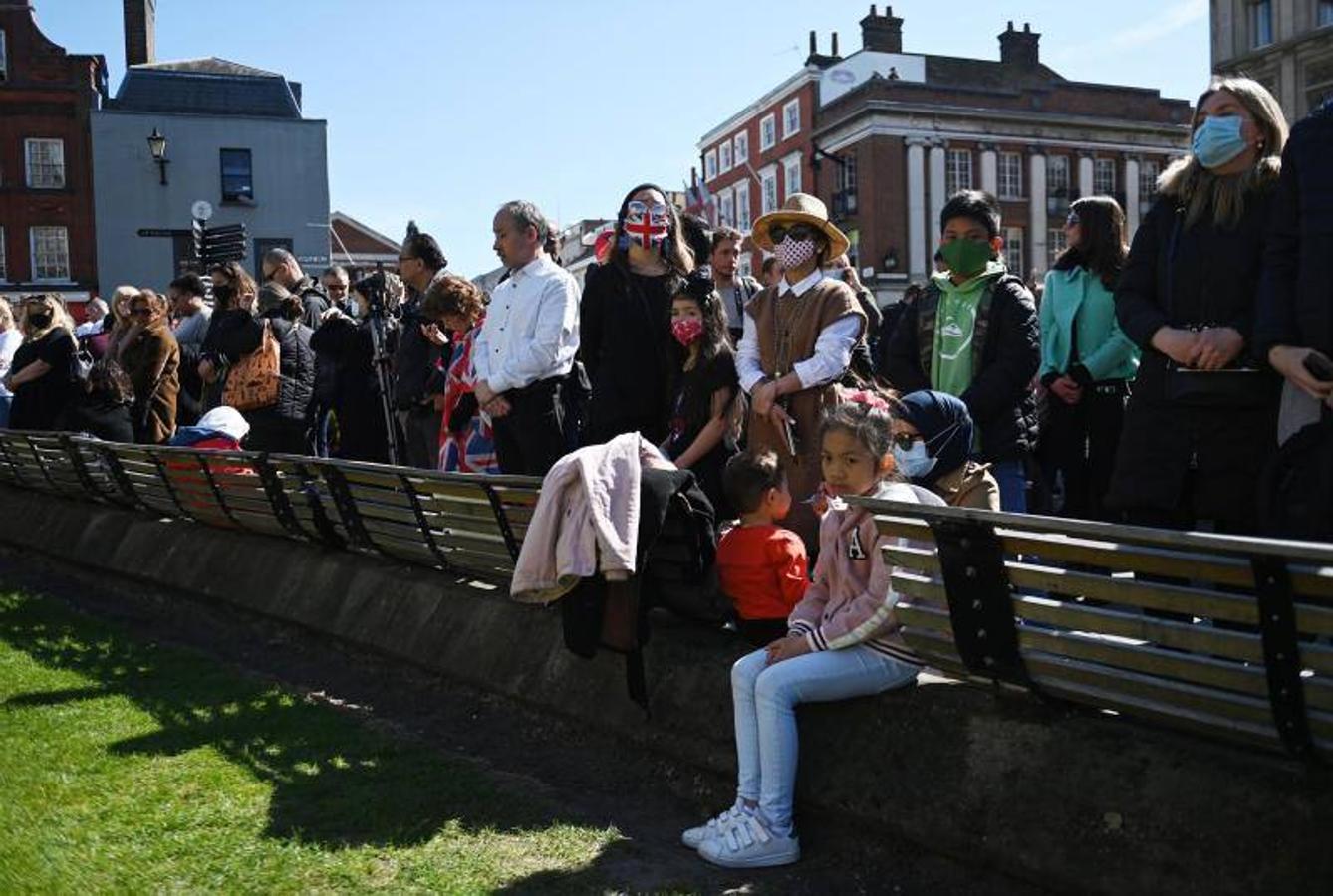 Multitud de personas se agolpan a las puertas del Castillo de Windsor.