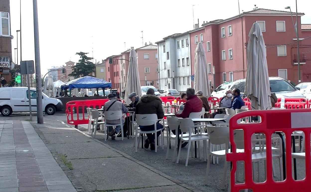 Imagen de una terraza en el municipio de San Andrés en una calle compartida con la capital. 