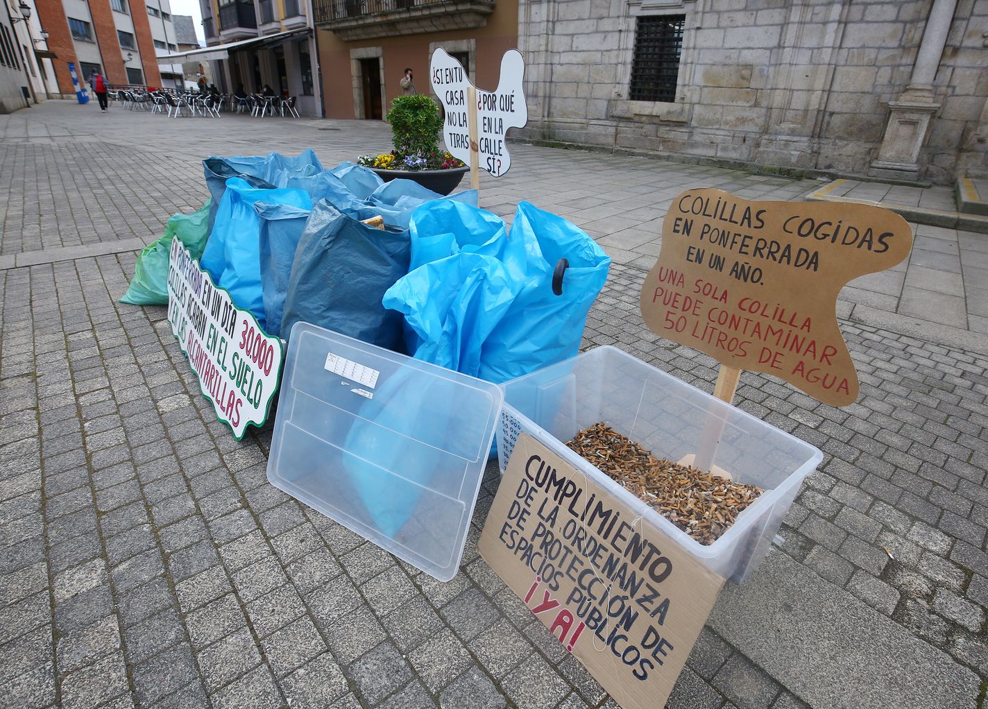 Basura recogida este domingo por integrantes del proyecto Orbanajo en el entorno del río Sil, depositada a las puertas del Ayuntamiento de Ponferrada. 