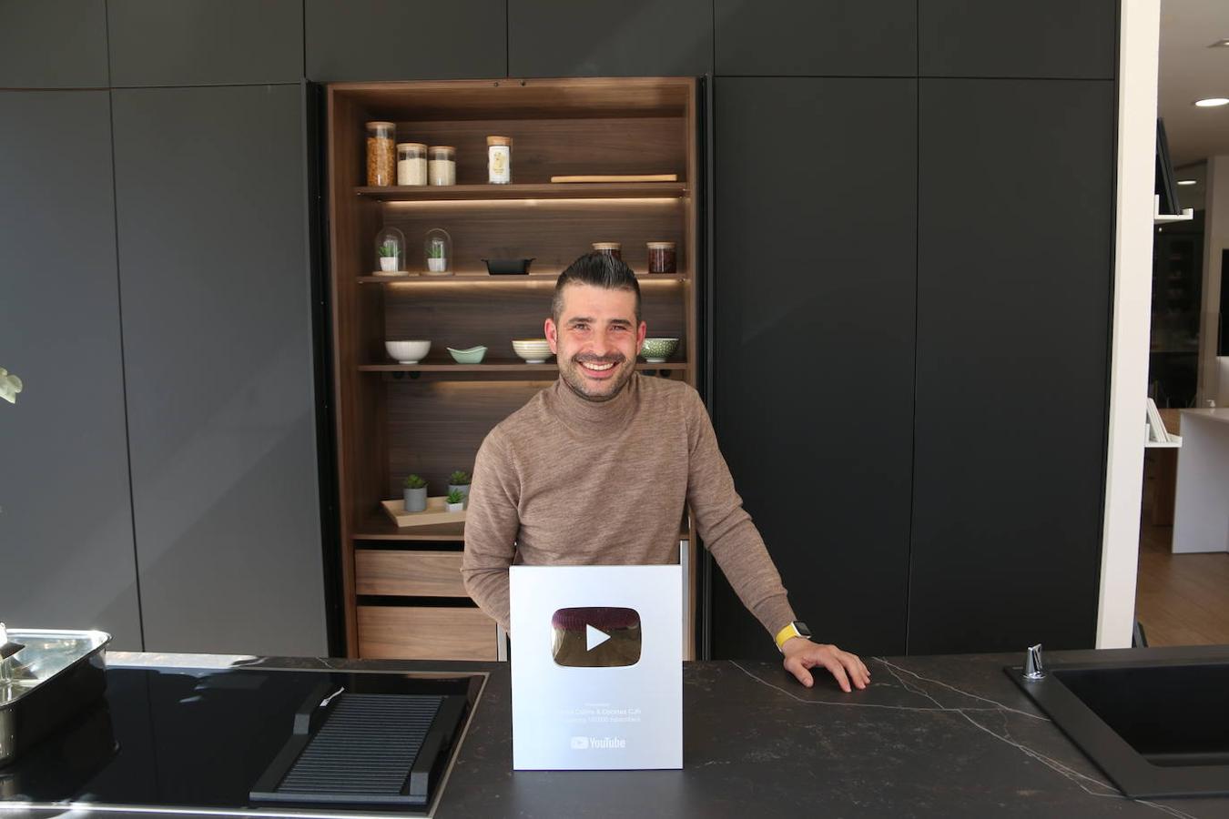 El diseñador leonés transmite su pasión por el diseño y reformas de cocinas en YouTube