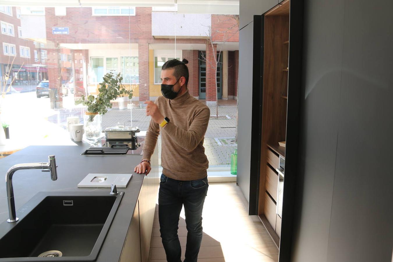 El diseñador leonés transmite su pasión por el diseño y reformas de cocinas en YouTube