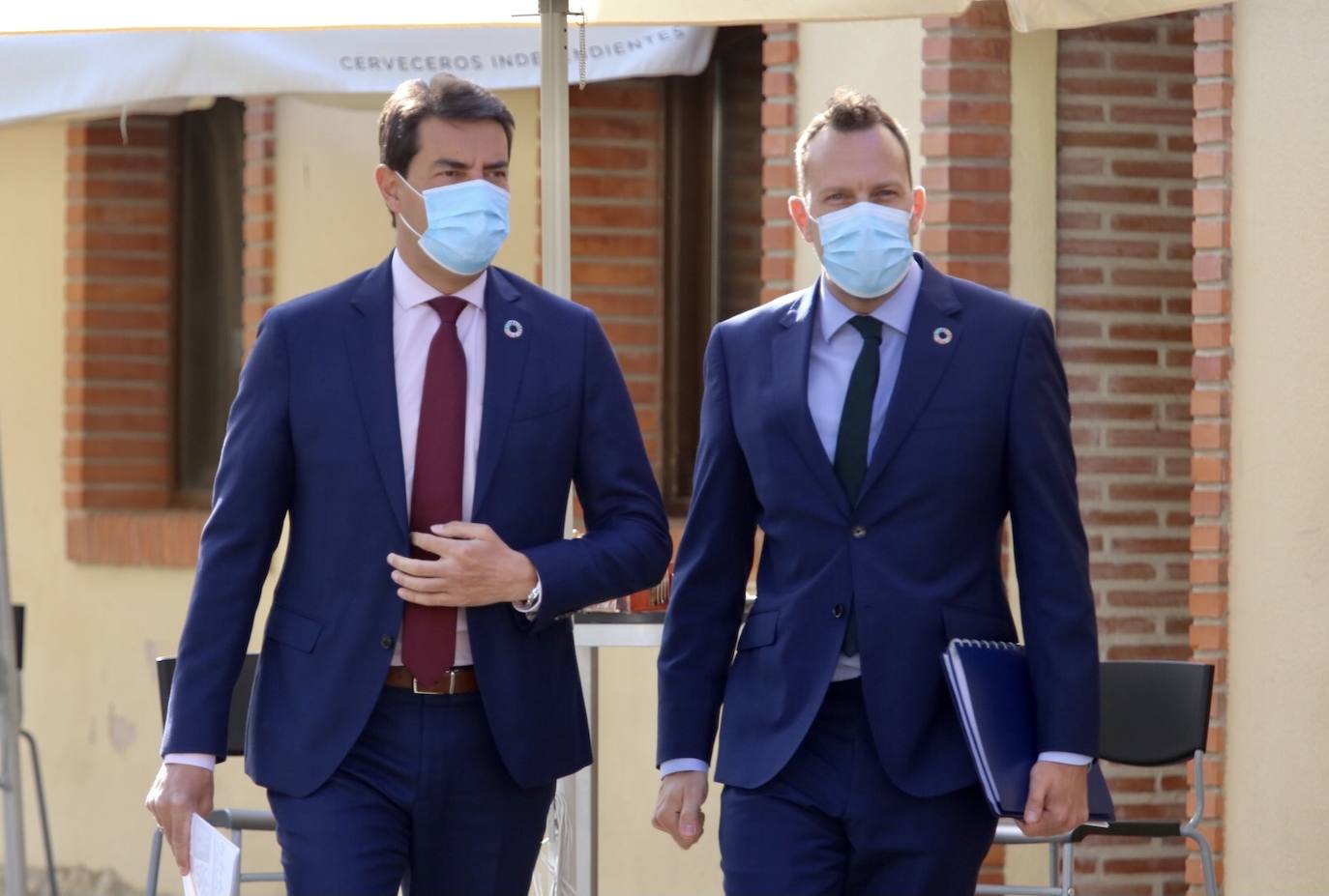 El consejero de la Presidencia de la Junta de Castilla y León, Ángel Ibáñez, presenta en rueda de prensa la participación en los ingresos de la Comunidad por parte de las entidades locales. Junto a él, el director de Administración Local, Héctor Palencia.