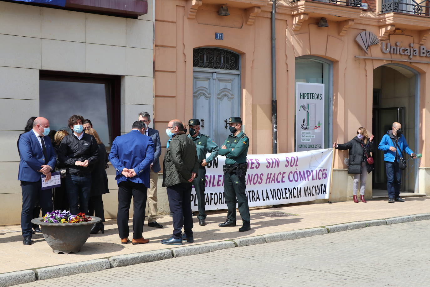 Mansilla de las Mulas enmudece y llora la pérdida de una vecina «muy querida» por todos en la localidad. Familiares, amigos y vecinos se concentran en la Plaza del Ayuntamiento de la villa para llorar el crimen machista contra Paula y denunciar «la lacra social» que supone la violencia de género en la sociedad. 