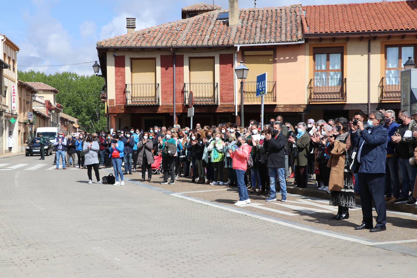 Mansilla de las Mulas enmudece y llora la pérdida de una vecina «muy querida» por todos en la localidad. Familiares, amigos y vecinos se concentran en la Plaza del Ayuntamiento de la villa para llorar el crimen machista contra Paula y denunciar «la lacra social» que supone la violencia de género en la sociedad. 