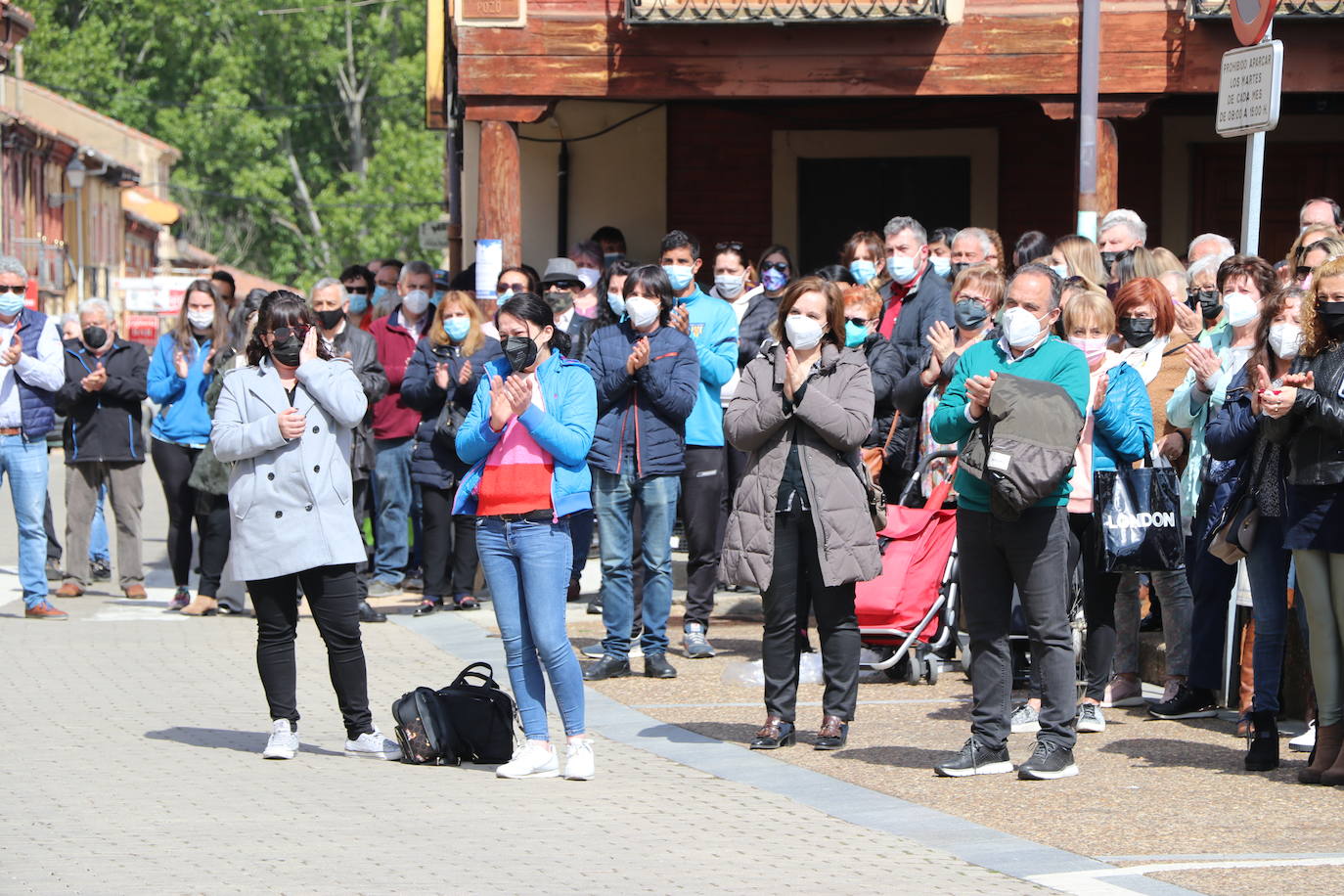 Mansilla de las Mulas enmudece y llora la pérdida de una vecina «muy querida» por todos en la localidad. Familiares, amigos y vecinos se concentran en la Plaza del Ayuntamiento de la villa para llorar el crimen machista contra Paula y denunciar «la lacra social» que supone la violencia de género en la sociedad. 