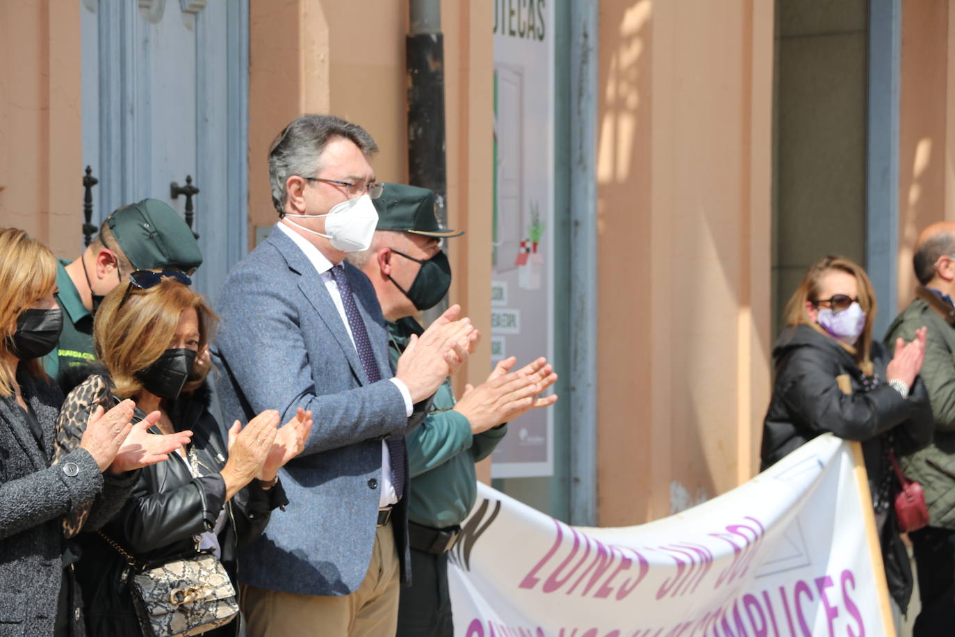 Mansilla de las Mulas enmudece y llora la pérdida de una vecina «muy querida» por todos en la localidad. Familiares, amigos y vecinos se concentran en la Plaza del Ayuntamiento de la villa para llorar el crimen machista contra Paula y denunciar «la lacra social» que supone la violencia de género en la sociedad. 