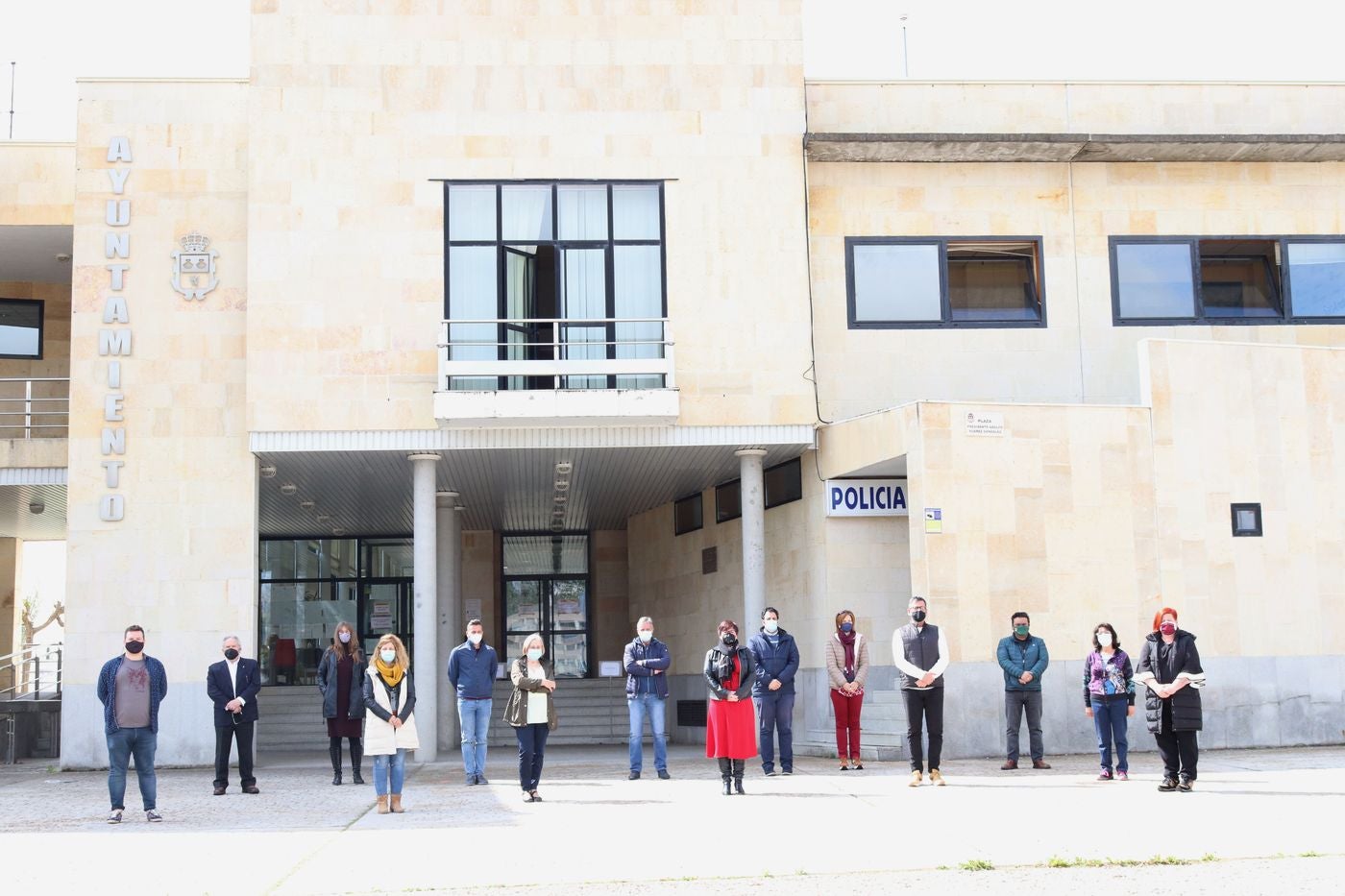 El luto y el dolor por la muerte de Paula M.M. ha recoorido este martes toda la comunidad de Castilla y León. Todas las delegaciones del Gobierno, además de ayuntamientos, se han sumado a ese doloroso silencio. La Junta de Castilla y León se ha sumado con enorme sentimiento al luto por la última víctima de la violencia machista. Participan, el presidente de la Junta, Alfonso Fernández Mañueco; el vicepresidente de la Junta, Francisco Igea; y el consejero de la Presidencia, Ángel Ibáñez; entre otros. (Imágenes de César Sánchez, Letizia Pérez, Concha Ortega, María Lorenzo, leonoticias y delegaciones de Ical). 