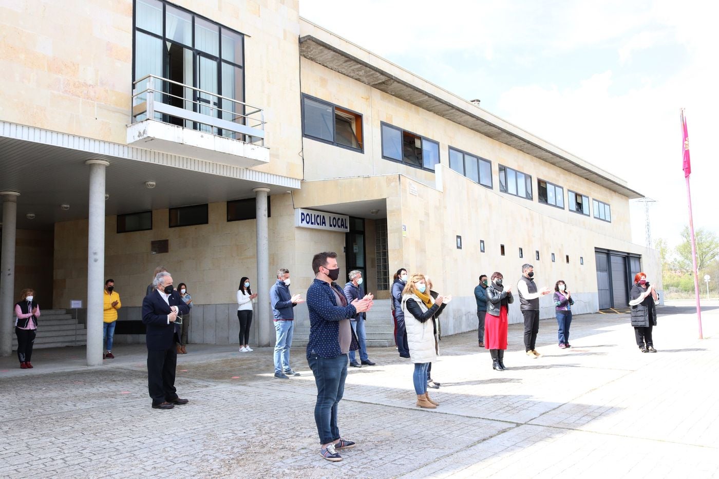 El luto y el dolor por la muerte de Paula M.M. ha recoorido este martes toda la comunidad de Castilla y León. Todas las delegaciones del Gobierno, además de ayuntamientos, se han sumado a ese doloroso silencio. La Junta de Castilla y León se ha sumado con enorme sentimiento al luto por la última víctima de la violencia machista. Participan, el presidente de la Junta, Alfonso Fernández Mañueco; el vicepresidente de la Junta, Francisco Igea; y el consejero de la Presidencia, Ángel Ibáñez; entre otros. (Imágenes de César Sánchez, Letizia Pérez, Concha Ortega, María Lorenzo, leonoticias y delegaciones de Ical). 