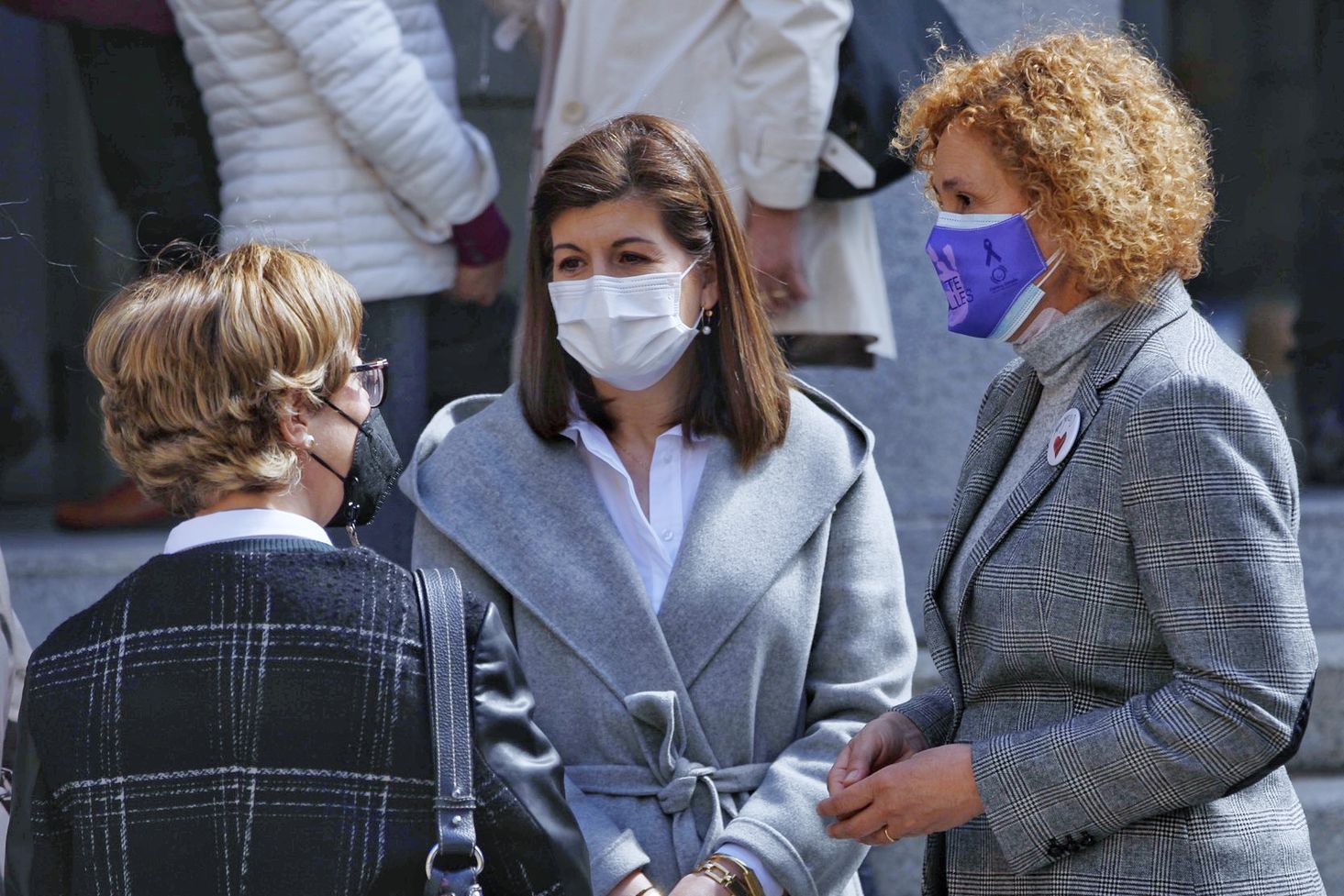 El luto y el dolor por la muerte de Paula M.M. ha recoorido este martes toda la comunidad de Castilla y León. Todas las delegaciones del Gobierno, además de ayuntamientos, se han sumado a ese doloroso silencio. La Junta de Castilla y León se ha sumado con enorme sentimiento al luto por la última víctima de la violencia machista. Participan, el presidente de la Junta, Alfonso Fernández Mañueco; el vicepresidente de la Junta, Francisco Igea; y el consejero de la Presidencia, Ángel Ibáñez; entre otros. (Imágenes de César Sánchez, Letizia Pérez, Concha Ortega, María Lorenzo, leonoticias y delegaciones de Ical). 