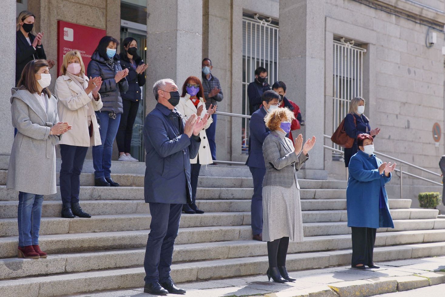 El luto y el dolor por la muerte de Paula M.M. ha recoorido este martes toda la comunidad de Castilla y León. Todas las delegaciones del Gobierno, además de ayuntamientos, se han sumado a ese doloroso silencio. La Junta de Castilla y León se ha sumado con enorme sentimiento al luto por la última víctima de la violencia machista. Participan, el presidente de la Junta, Alfonso Fernández Mañueco; el vicepresidente de la Junta, Francisco Igea; y el consejero de la Presidencia, Ángel Ibáñez; entre otros. (Imágenes de César Sánchez, Letizia Pérez, Concha Ortega, María Lorenzo, leonoticias y delegaciones de Ical). 