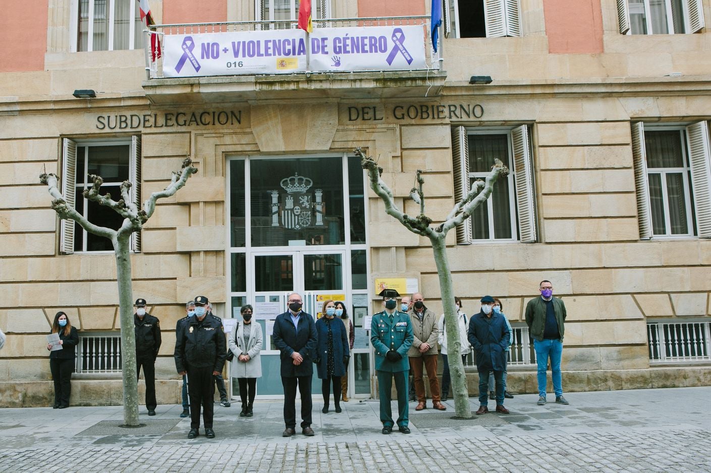 El luto y el dolor por la muerte de Paula M.M. ha recoorido este martes toda la comunidad de Castilla y León. Todas las delegaciones del Gobierno, además de ayuntamientos, se han sumado a ese doloroso silencio. La Junta de Castilla y León se ha sumado con enorme sentimiento al luto por la última víctima de la violencia machista. Participan, el presidente de la Junta, Alfonso Fernández Mañueco; el vicepresidente de la Junta, Francisco Igea; y el consejero de la Presidencia, Ángel Ibáñez; entre otros. (Imágenes de César Sánchez, Letizia Pérez, Concha Ortega, María Lorenzo, leonoticias y delegaciones de Ical). 