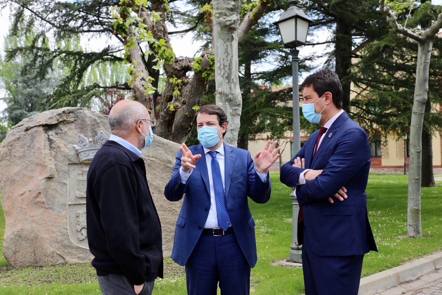 El luto y el dolor por la muerte de Paula M.M. ha recoorido este martes toda la comunidad de Castilla y León. Todas las delegaciones del Gobierno, además de ayuntamientos, se han sumado a ese doloroso silencio. La Junta de Castilla y León se ha sumado con enorme sentimiento al luto por la última víctima de la violencia machista. Participan, el presidente de la Junta, Alfonso Fernández Mañueco; el vicepresidente de la Junta, Francisco Igea; y el consejero de la Presidencia, Ángel Ibáñez; entre otros. (Imágenes de César Sánchez, Letizia Pérez, Concha Ortega, María Lorenzo, leonoticias y delegaciones de Ical). 