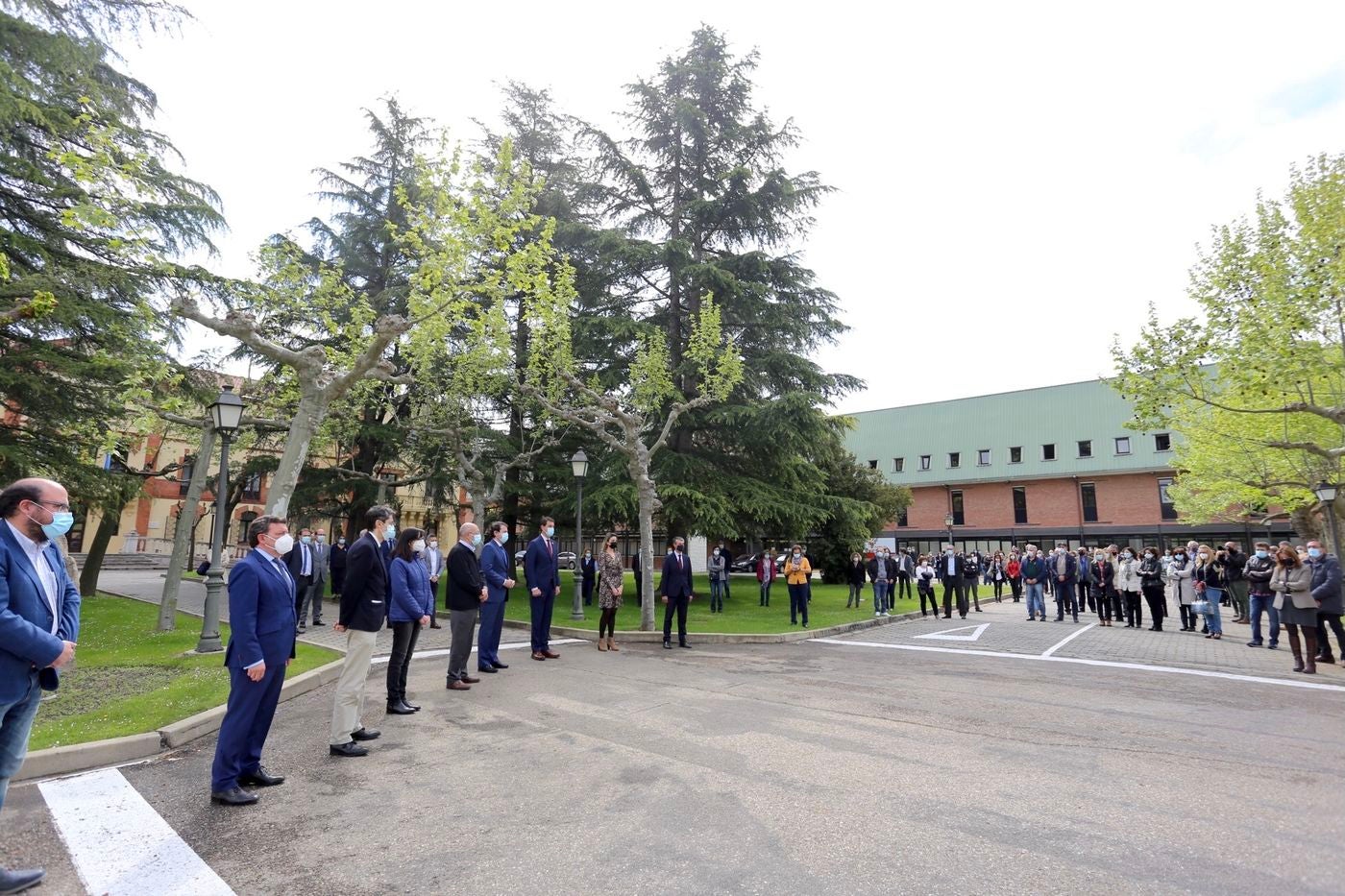 El luto y el dolor por la muerte de Paula M.M. ha recoorido este martes toda la comunidad de Castilla y León. Todas las delegaciones del Gobierno, además de ayuntamientos, se han sumado a ese doloroso silencio. La Junta de Castilla y León se ha sumado con enorme sentimiento al luto por la última víctima de la violencia machista. Participan, el presidente de la Junta, Alfonso Fernández Mañueco; el vicepresidente de la Junta, Francisco Igea; y el consejero de la Presidencia, Ángel Ibáñez; entre otros. (Imágenes de César Sánchez, Letizia Pérez, Concha Ortega, María Lorenzo, leonoticias y delegaciones de Ical). 