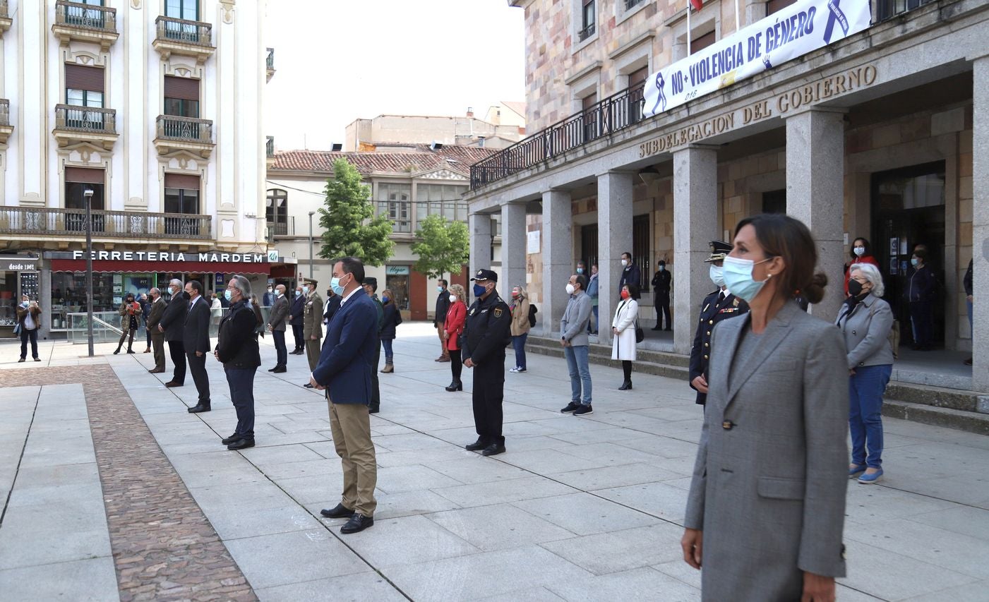 El luto y el dolor por la muerte de Paula M.M. ha recoorido este martes toda la comunidad de Castilla y León. Todas las delegaciones del Gobierno, además de ayuntamientos, se han sumado a ese doloroso silencio. La Junta de Castilla y León se ha sumado con enorme sentimiento al luto por la última víctima de la violencia machista. Participan, el presidente de la Junta, Alfonso Fernández Mañueco; el vicepresidente de la Junta, Francisco Igea; y el consejero de la Presidencia, Ángel Ibáñez; entre otros. (Imágenes de César Sánchez, Letizia Pérez, Concha Ortega, María Lorenzo, leonoticias y delegaciones de Ical). 