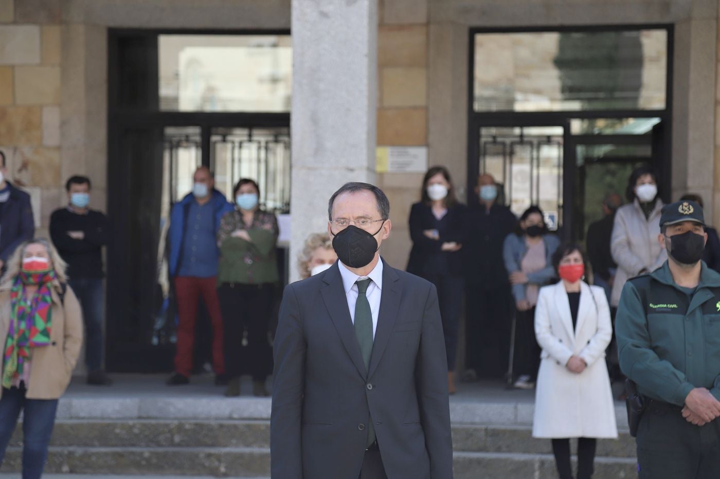 El luto y el dolor por la muerte de Paula M.M. ha recoorido este martes toda la comunidad de Castilla y León. Todas las delegaciones del Gobierno, además de ayuntamientos, se han sumado a ese doloroso silencio. La Junta de Castilla y León se ha sumado con enorme sentimiento al luto por la última víctima de la violencia machista. Participan, el presidente de la Junta, Alfonso Fernández Mañueco; el vicepresidente de la Junta, Francisco Igea; y el consejero de la Presidencia, Ángel Ibáñez; entre otros. (Imágenes de César Sánchez, Letizia Pérez, Concha Ortega, María Lorenzo, leonoticias y delegaciones de Ical). 