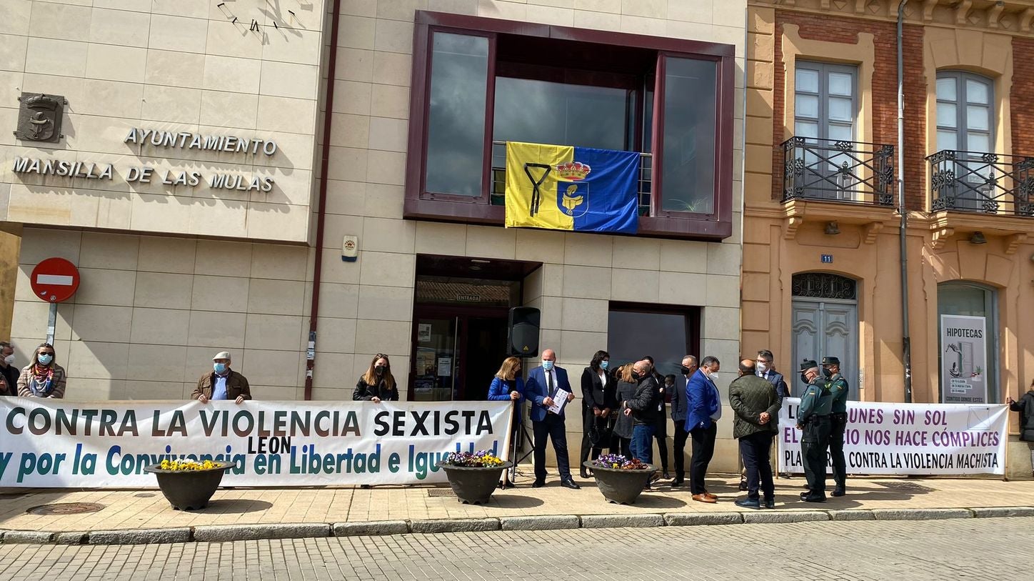 El luto y el dolor por la muerte de Paula M.M. ha recoorido este martes toda la comunidad de Castilla y León. Todas las delegaciones del Gobierno, además de ayuntamientos, se han sumado a ese doloroso silencio. La Junta de Castilla y León se ha sumado con enorme sentimiento al luto por la última víctima de la violencia machista. Participan, el presidente de la Junta, Alfonso Fernández Mañueco; el vicepresidente de la Junta, Francisco Igea; y el consejero de la Presidencia, Ángel Ibáñez; entre otros. (Imágenes de César Sánchez, Letizia Pérez, Concha Ortega, María Lorenzo, leonoticias y delegaciones de Ical). 