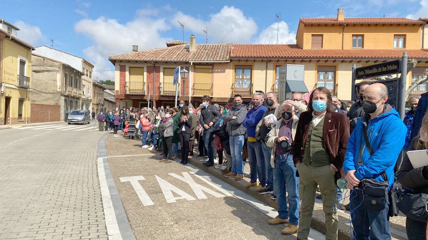 El luto y el dolor por la muerte de Paula M.M. ha recoorido este martes toda la comunidad de Castilla y León. Todas las delegaciones del Gobierno, además de ayuntamientos, se han sumado a ese doloroso silencio. La Junta de Castilla y León se ha sumado con enorme sentimiento al luto por la última víctima de la violencia machista. Participan, el presidente de la Junta, Alfonso Fernández Mañueco; el vicepresidente de la Junta, Francisco Igea; y el consejero de la Presidencia, Ángel Ibáñez; entre otros. (Imágenes de César Sánchez, Letizia Pérez, Concha Ortega, María Lorenzo, leonoticias y delegaciones de Ical). 