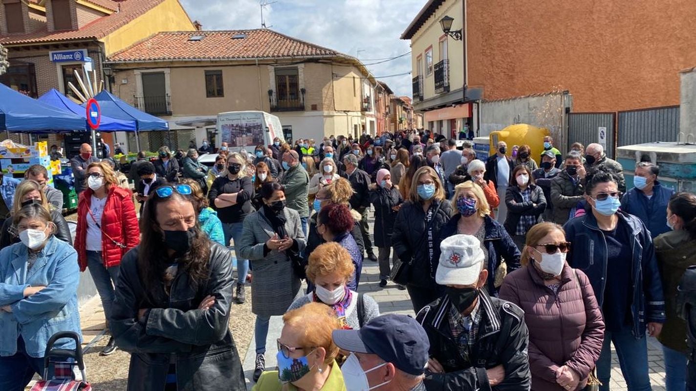 El luto y el dolor por la muerte de Paula M.M. ha recoorido este martes toda la comunidad de Castilla y León. Todas las delegaciones del Gobierno, además de ayuntamientos, se han sumado a ese doloroso silencio. La Junta de Castilla y León se ha sumado con enorme sentimiento al luto por la última víctima de la violencia machista. Participan, el presidente de la Junta, Alfonso Fernández Mañueco; el vicepresidente de la Junta, Francisco Igea; y el consejero de la Presidencia, Ángel Ibáñez; entre otros. (Imágenes de César Sánchez, Letizia Pérez, Concha Ortega, María Lorenzo, leonoticias y delegaciones de Ical). 