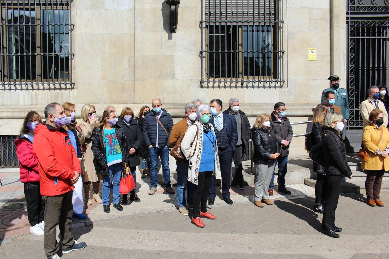 Cerca de cincuenta personas rinden homenaje y recuerdo a Paula, víctima de un asesinato machista.